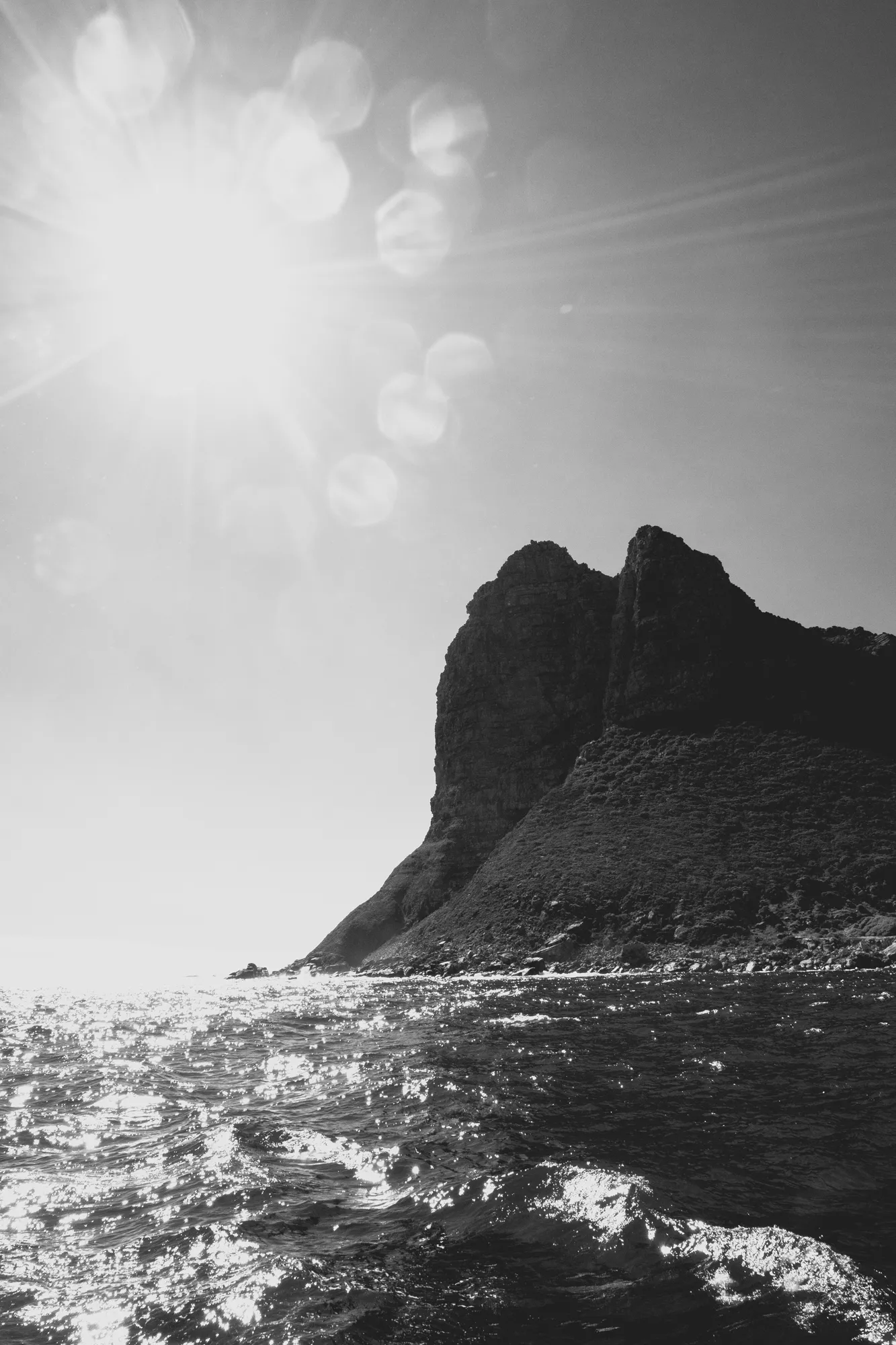 2022-02-13 - Cape Town - Small waves in front of a mountain